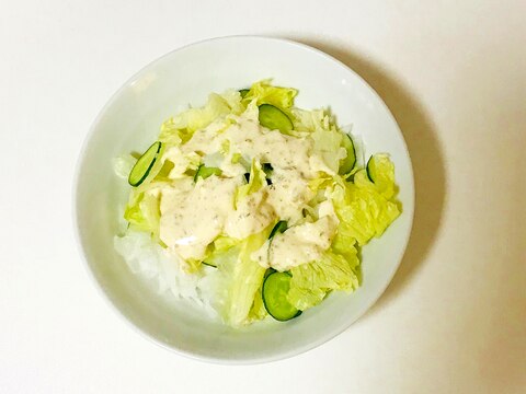 胡麻ダレドレッシングの生野菜サラダ